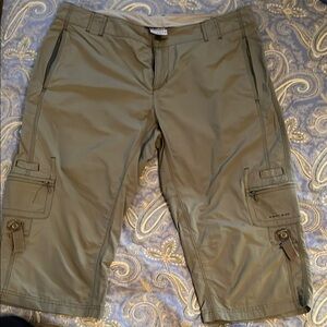 Women’s Columbia Titanium Olive Nylon Camping Capri. From a smoke/pet free home